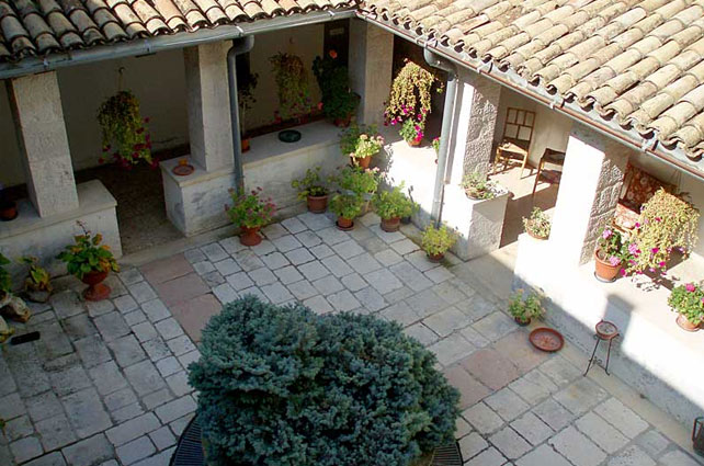 centro-sud-casa-accoglienza-chiostro